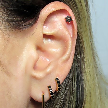 Piercing de Orelha com Florzinha com cristais Pretos - 6ORE415