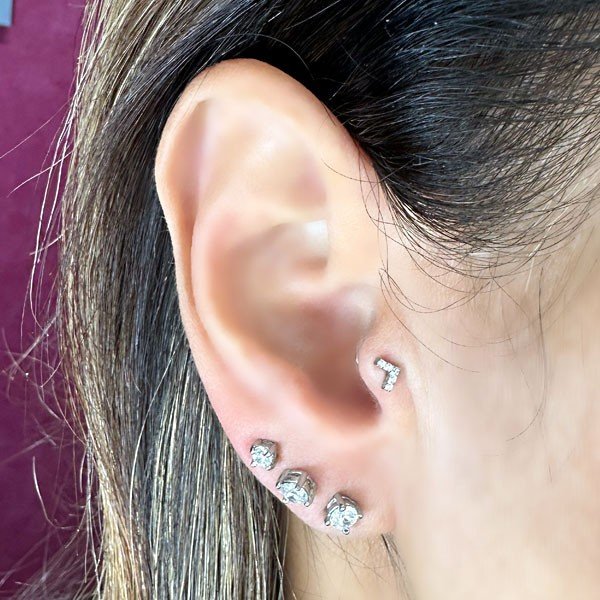 Piercing de Tragus em Titânio - Ponto de Luz Zircônia - Rosca Interna -  7TRG117 - Piercing Mania