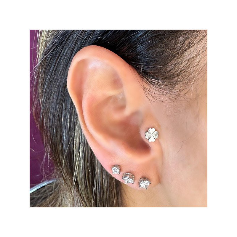 Piercing de Tragus em Titânio - Labret Fashion Trevo Chanfrado - Rosca Interna - 7TRG159