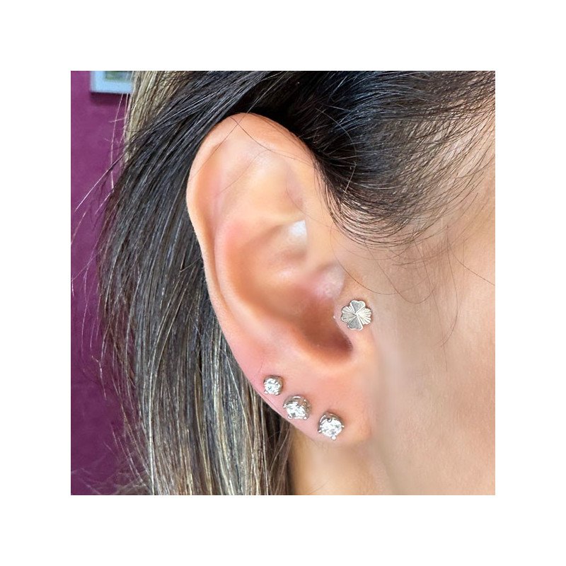 Piercing de Tragus em Titânio - Labret Fashion Trevo Chanfrado - Rosca Interna - 7TRG159