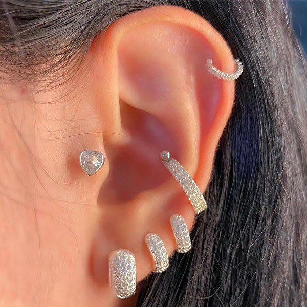 Piercing Orelha/Cartilagem, Conch Infinito Cravejada Prateada - Loja de  Piercings