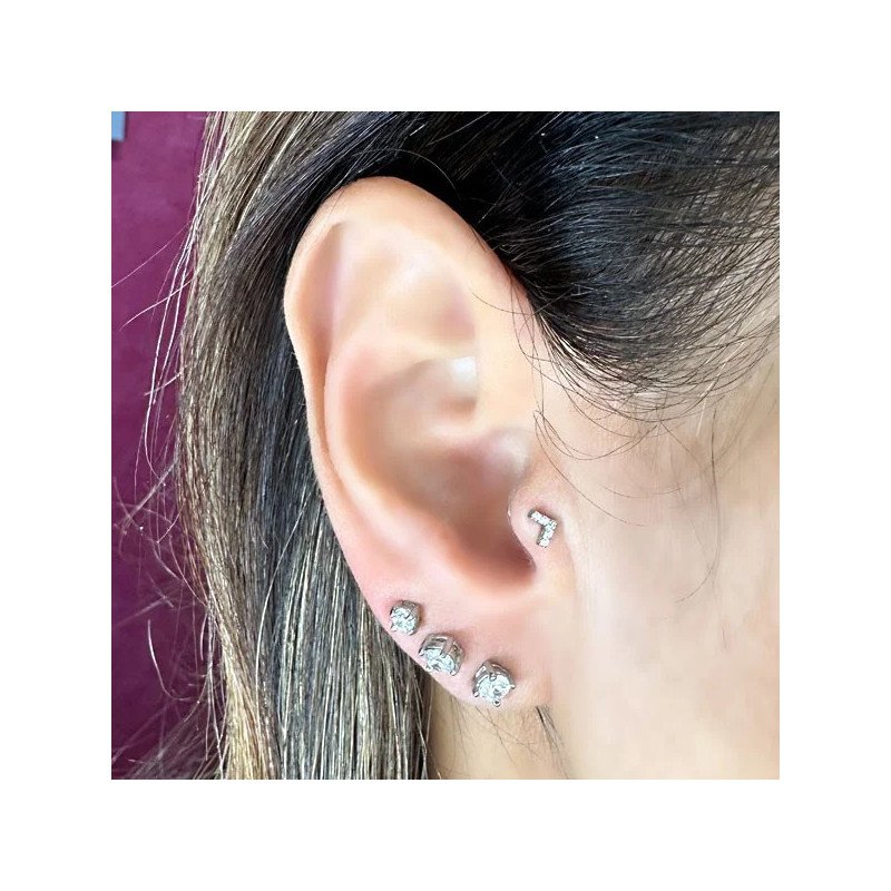 Piercing para Orelha - V em Prata cravejado com Cristais - 6ORE923