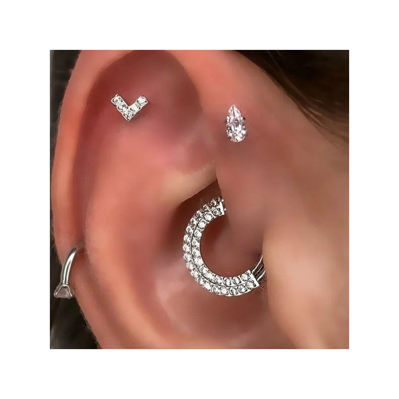 Piercing para Orelha - V em Prata cravejado com Cristais - 6ORE923