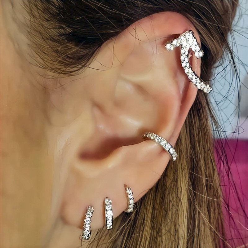 Piercing de Orelha em Aço Cirúrgico - Flecha toda cravejada com Cristais -  Prateado ou Banhado a Ouro - 6ORE775