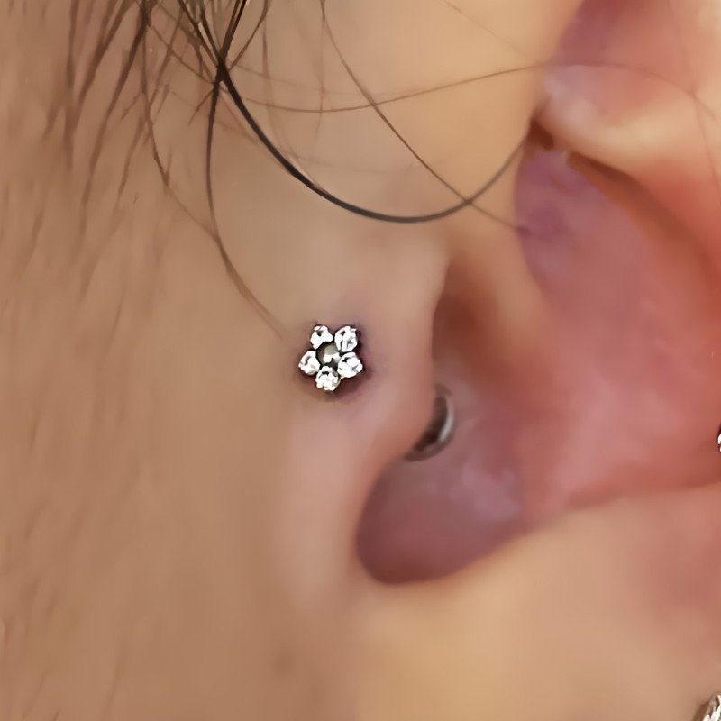 Piercing de Orelha - Labret Mini Flor Delicada com 5 Pétalas - Rosca Interna - 6ORE1020