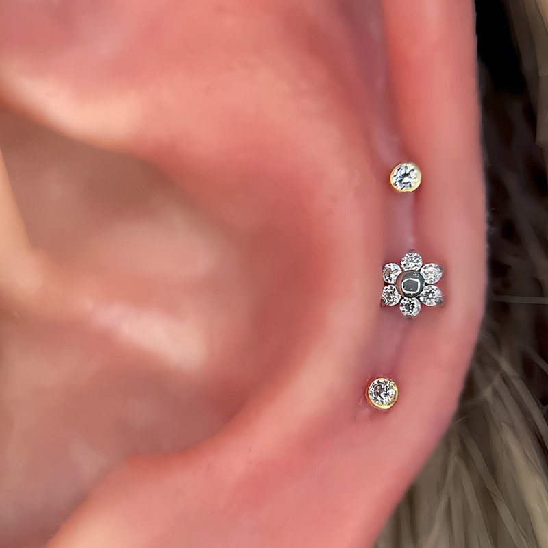 Piercing de Orelha - Labret Flor Delicada com 6 Pétalas - Rosca Interna - 6ORE1022