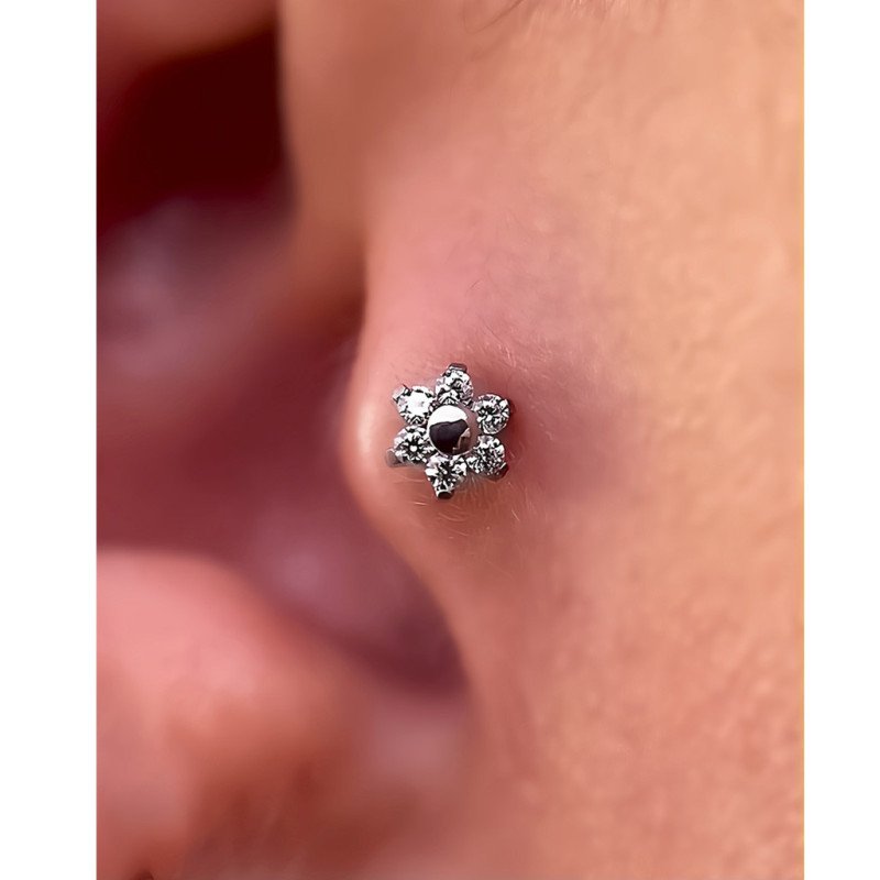 Piercing de Orelha - Labret Flor Delicada com 6 Pétalas - Rosca Interna - 6ORE1022