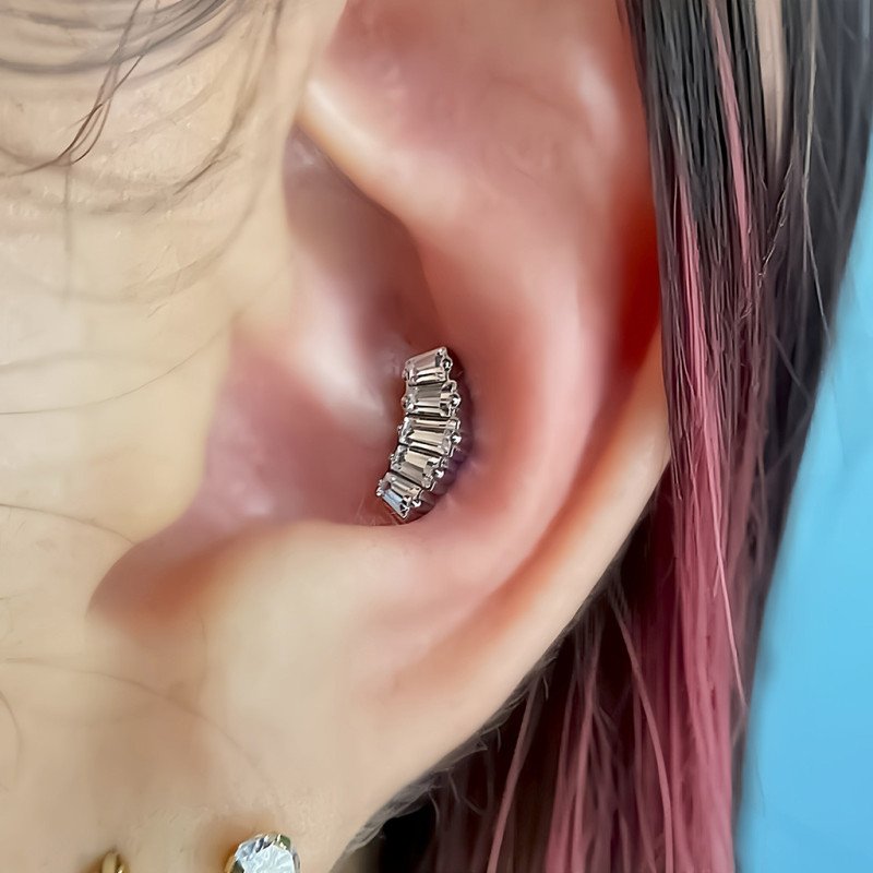 Piercing de Orelha - Labret Cluster Aço Cirúrgico com 6 Zircônias Baguetes - Rosca Interna - 6ORE1027