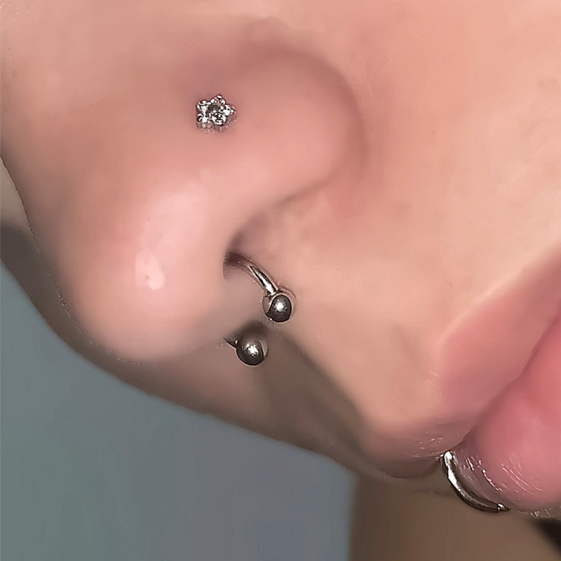 Piercing Labret Mini Florzinha em Titânio - Pin Push  Haste Mais Fina - 7TRG266