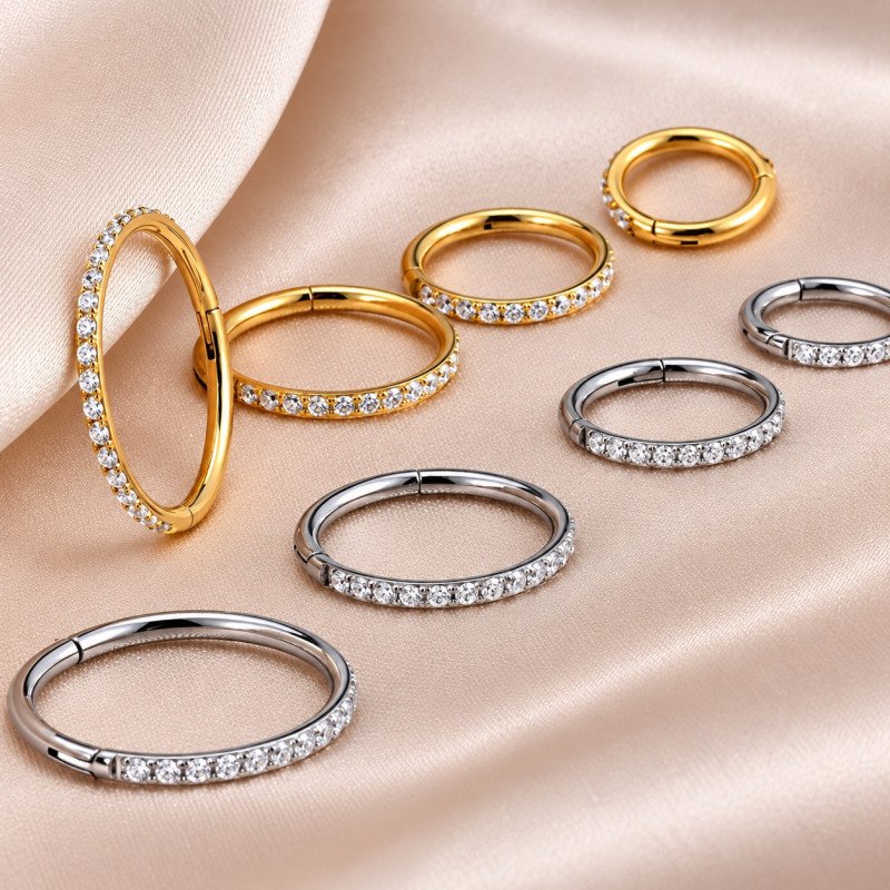 Piercing Conch - Clicker em Titânio PVD Gold com Zircônias - 6ORE597