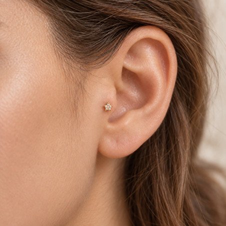 Piercing de Orelha em Aço Cirúrgico - Dourado - Mini Florzinha Branca em Zircônias - 6ORE683