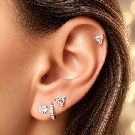 Piercing de Orelha em Aço Cirúrgico - Triângulo Cravejado de Zircônias - 6ORE711