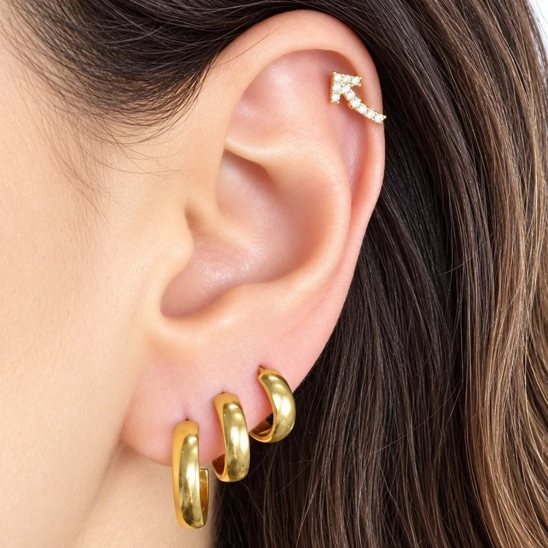 Piercing de Orelha Dourado - Seta com Cristais - 6ORE755