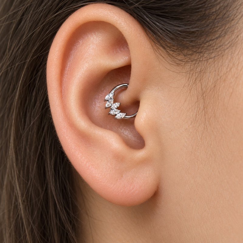 Piercing Luxo Daith - Argolinha Clicker em Titânio Natural - Zircônias - 6ORE804