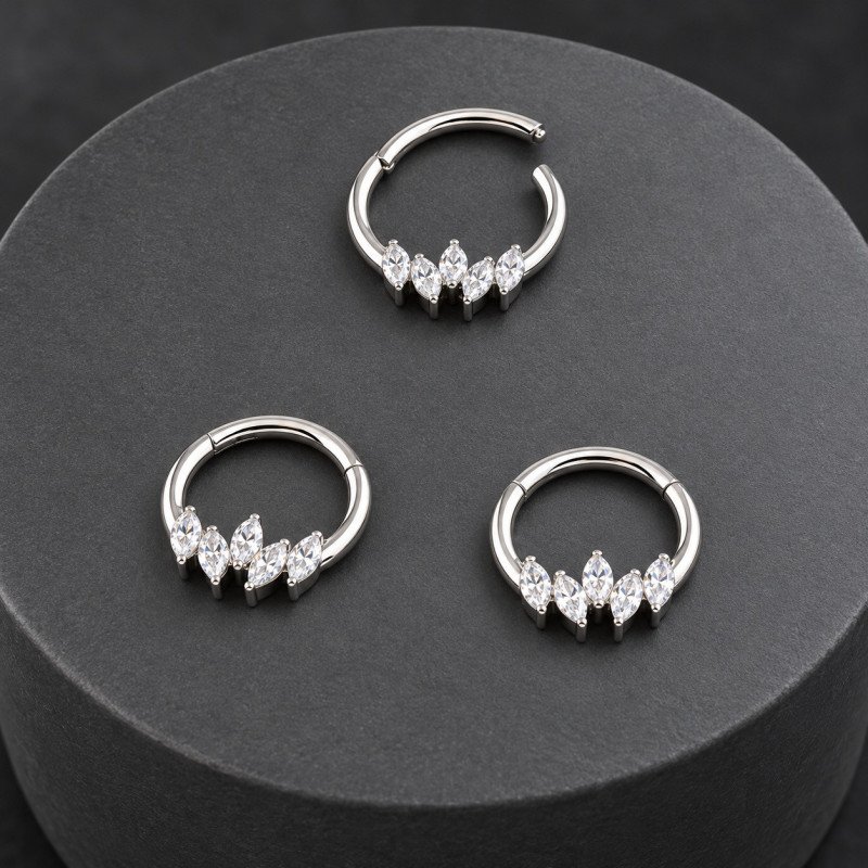 Piercing Luxo Daith - Argolinha Clicker em Titânio Natural - Zircônias - 6ORE804