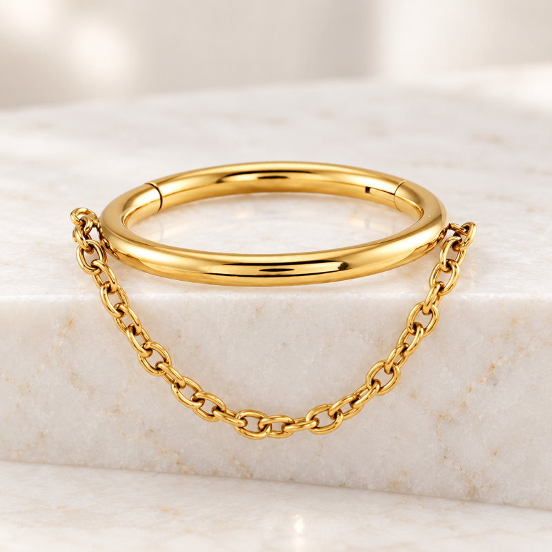 Piercing Conch Clicker Liso com Corrente - 100% em Titânio - PVD GOLD - 6ORE817
