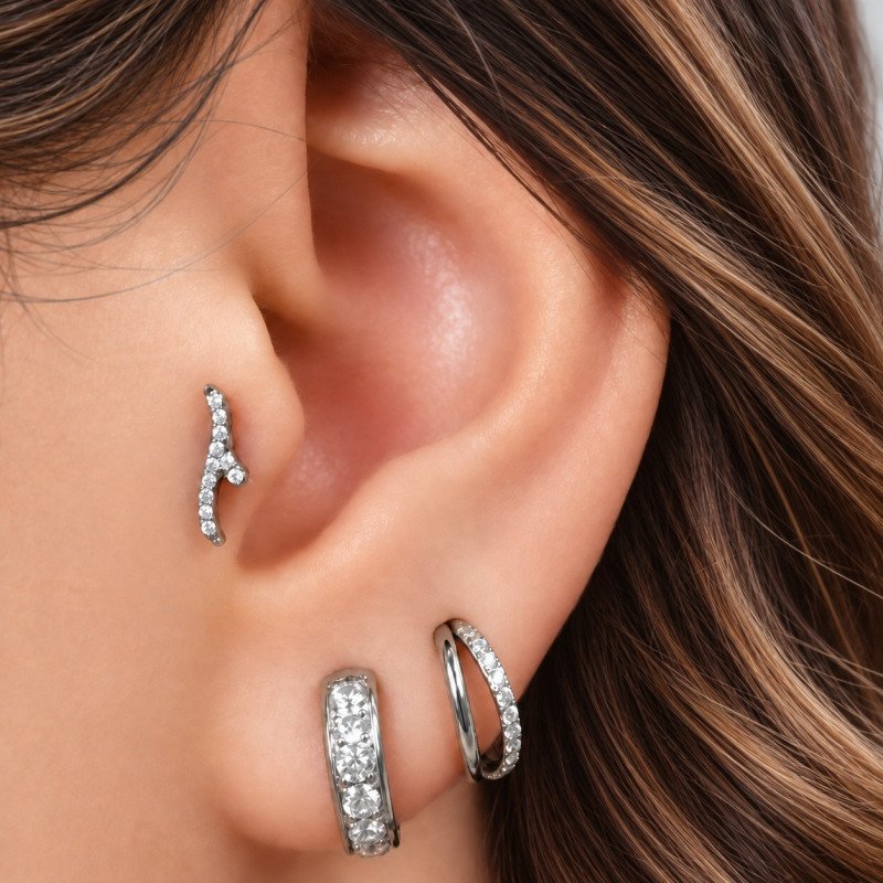 Piercing Labret de Orelha - Onda Divina em Titânio com Zircônias - 6ORE849